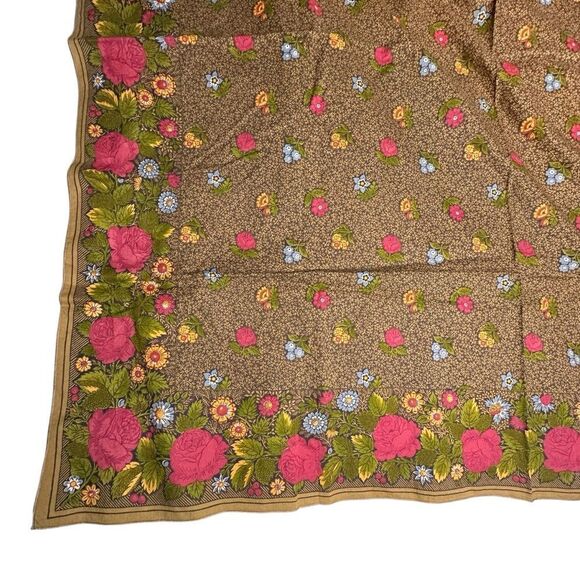 Vintage Green and Red Floral Printed Square from Musee de l’impression, Mulhouse - Picture 1 of 6